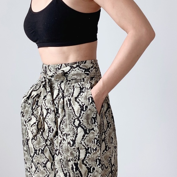 JET SET HIGH WAIST ANIMAL PRINTED PANTS WITH POCKETS AND WAIST BELT - Picture 4 of 9